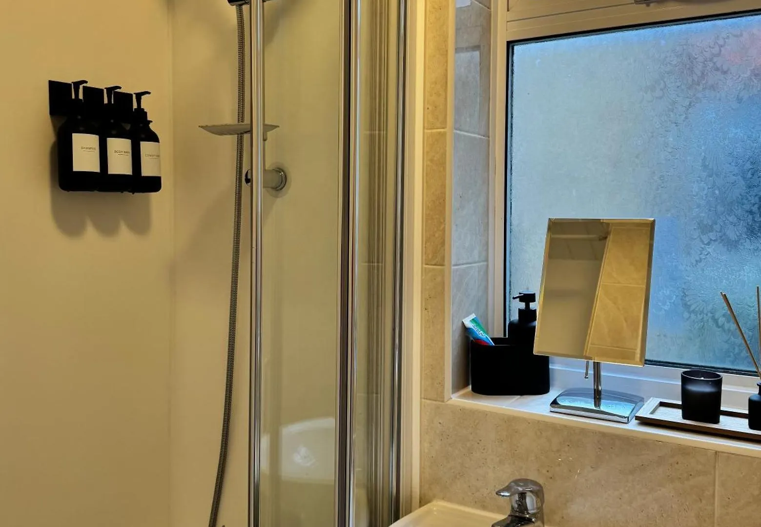 Apartment Stunning Two Bed Property In West Lnd, Near Train Station Hanwell United Kingdom