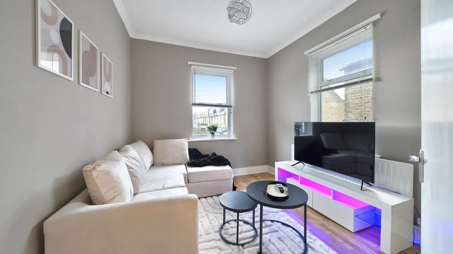 Stunning Two Bed Property In West Lnd, Near Train Station contacts