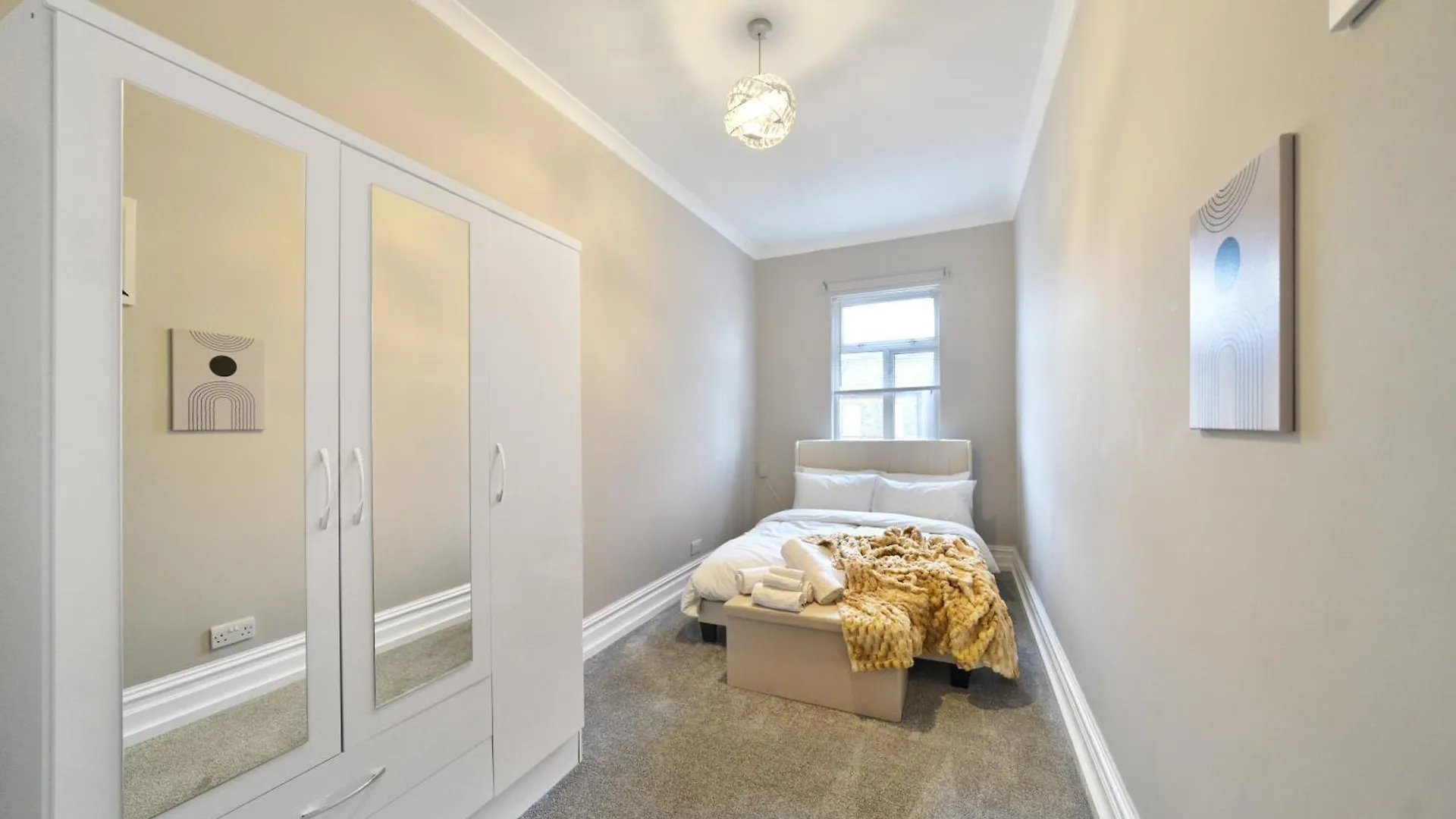 Stunning Two Bed Property In West Lnd, Near Train Station Hanwell