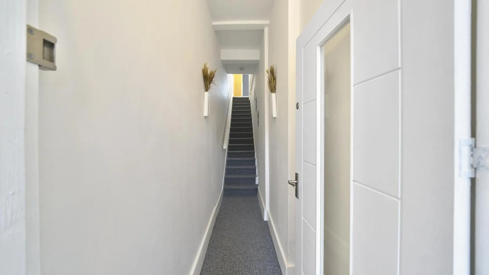 Stunning Two Bed Property In West Lnd, Near Train Station Hanwell Apartment