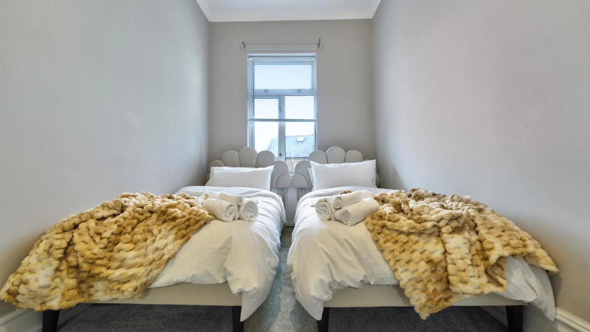 Stunning Two Bed Property In West Lnd, Near Train Station Hanwell Apartment