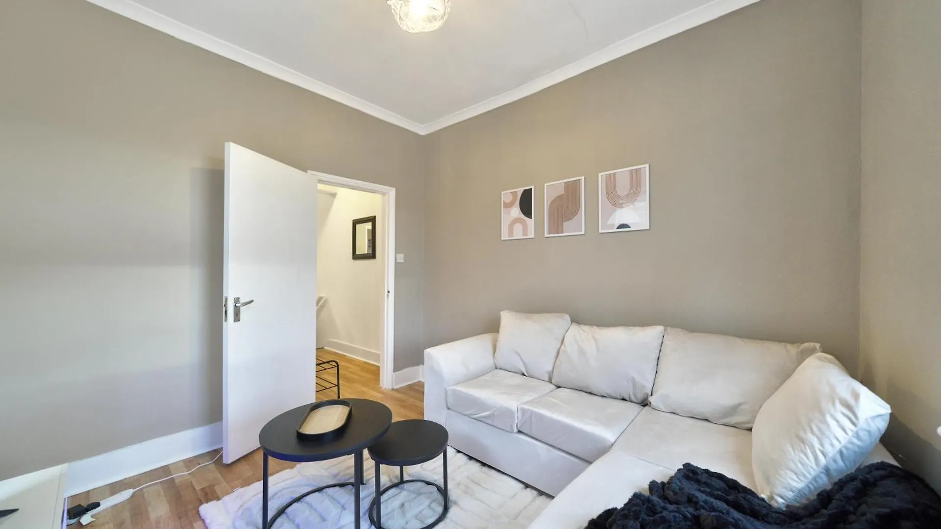 Apartment Stunning Two Bed Property In West Lnd, Near Train Station Hanwell