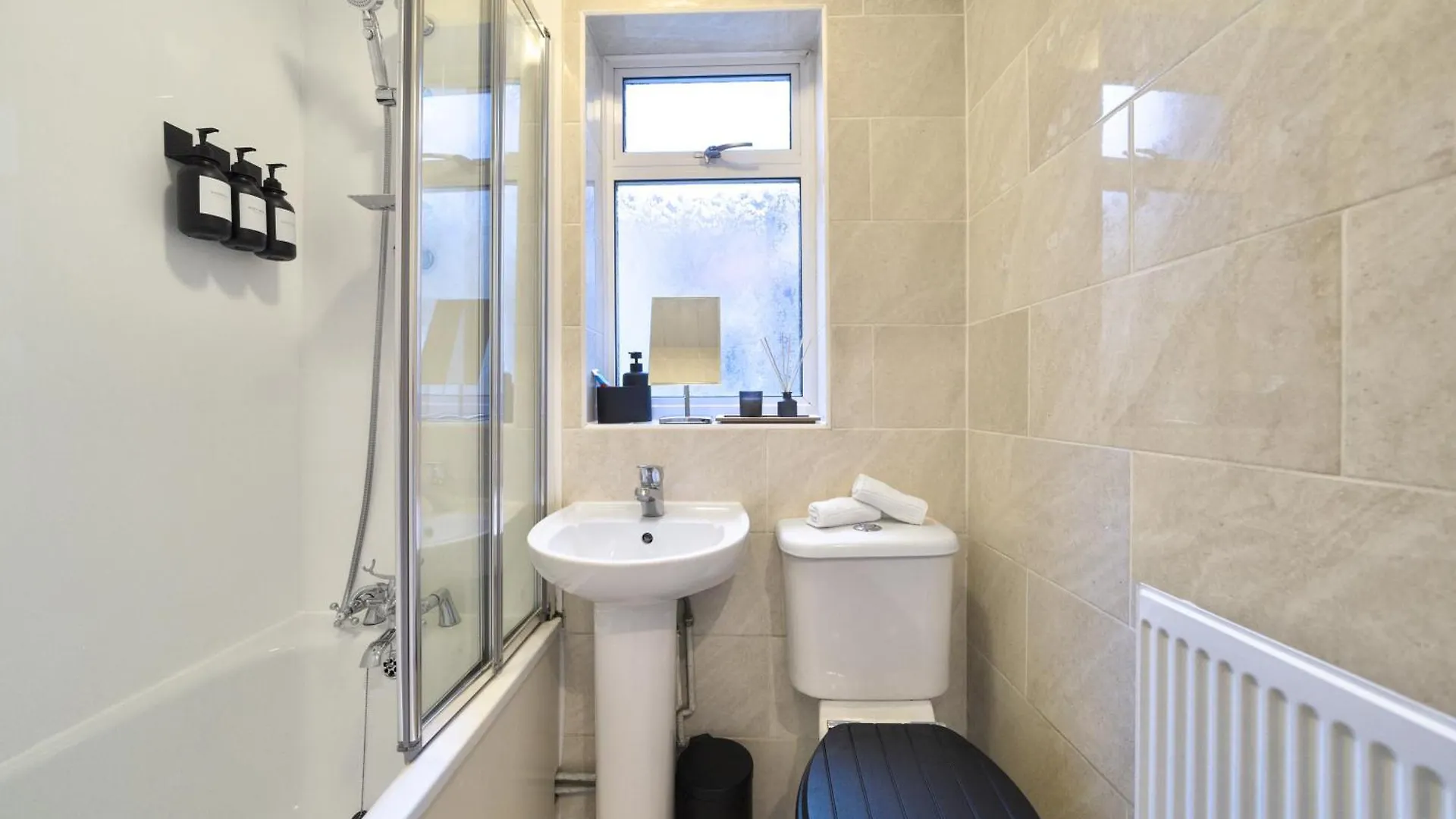 Apartment Stunning Two Bed Property In West Lnd, Near Train Station Hanwell
