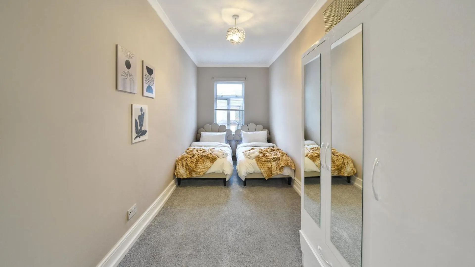 Stunning Two Bed Property In West Lnd, Near Train Station Hanwell